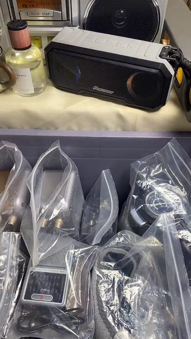 (****?小先小烽音响灰色