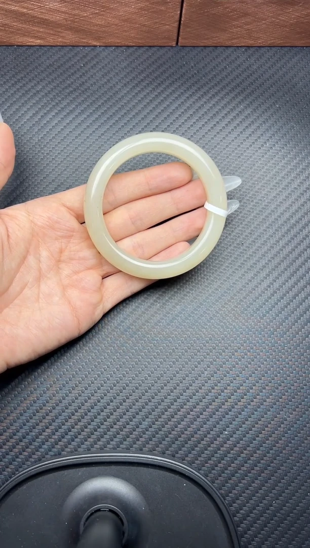 未镶嵌手镯和田玉黑山微色差55+手镯