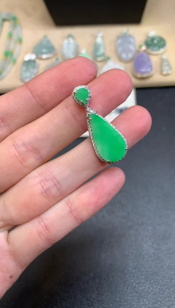 【闪购商品】翡翠颈饰18K金镶嵌水滴【无服务费