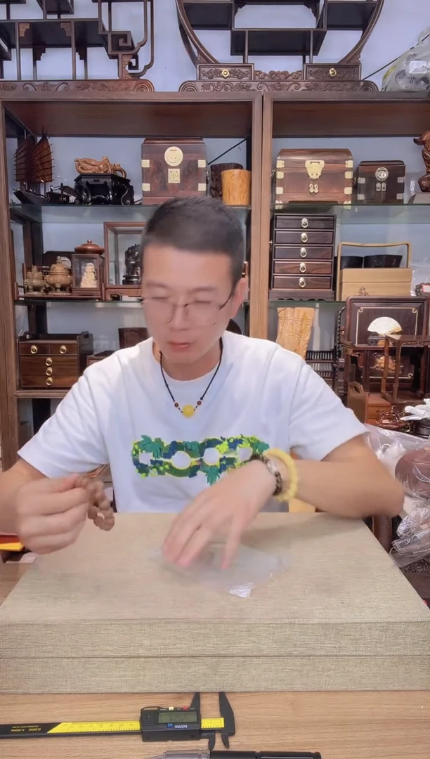 乌木类书架087老山檀雕刻1.2圆珠单圈手串  瑕疵