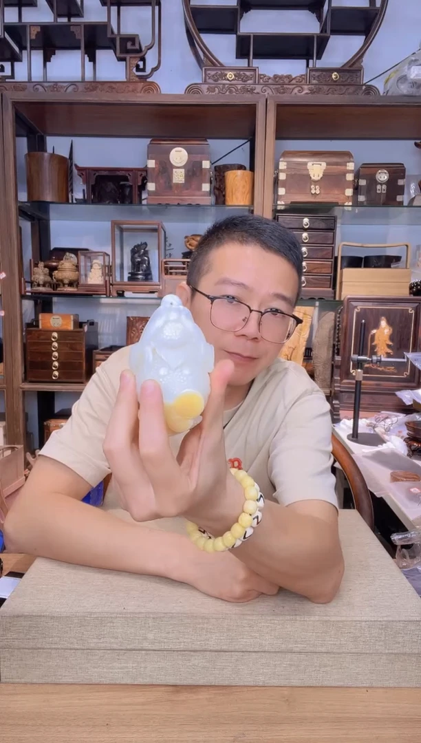 乌木类书架395塑料带黄金蟾手把件