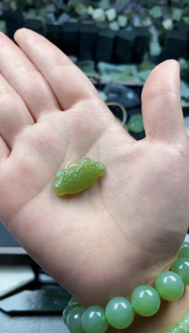 颈饰未镶嵌和田玉如意锁