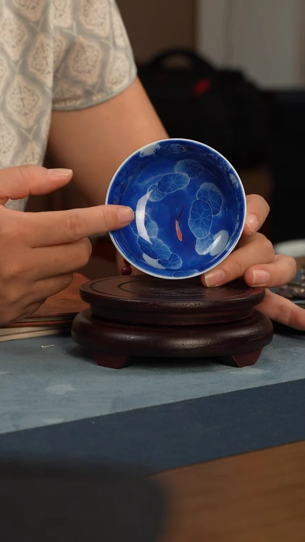 杯子内绘青花荷花小鱼