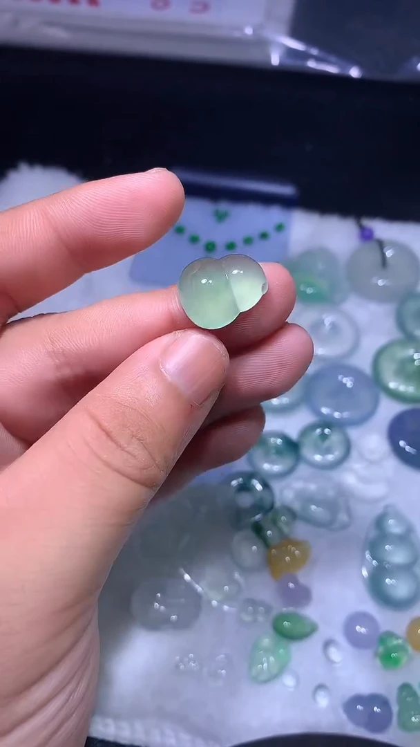 翡翠未镶嵌颈饰葫芦