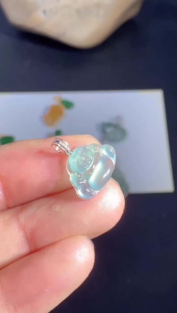 颈饰18K金镶嵌翡翠