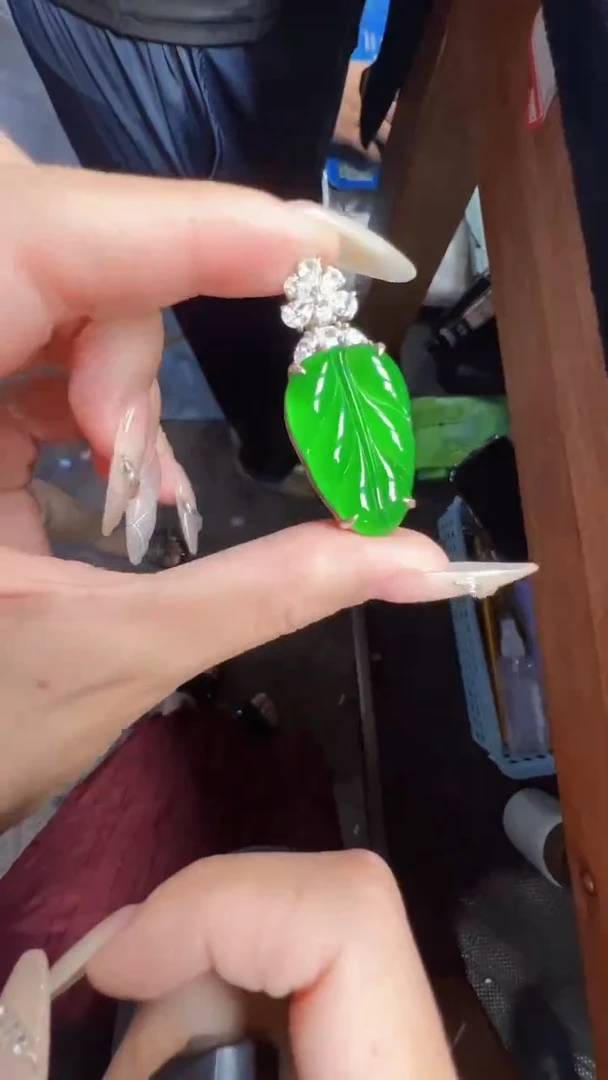 未镶嵌定制翡翠翡翠A货有轻微色差属于正常现象，叶子多样性发货1