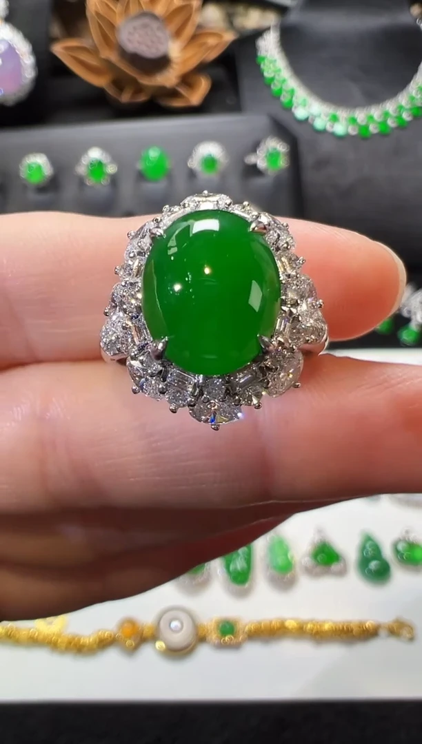 18K金镶嵌戒指翡翠高冰浓阳绿蛋面戒指