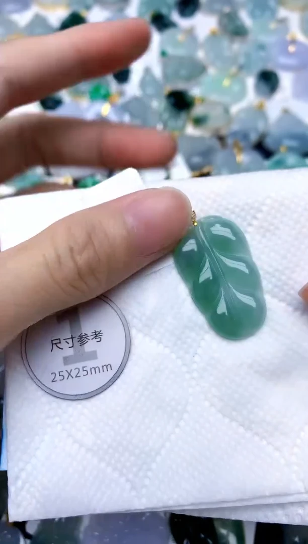 颈饰18K金镶嵌翡翠天然A货翡翠