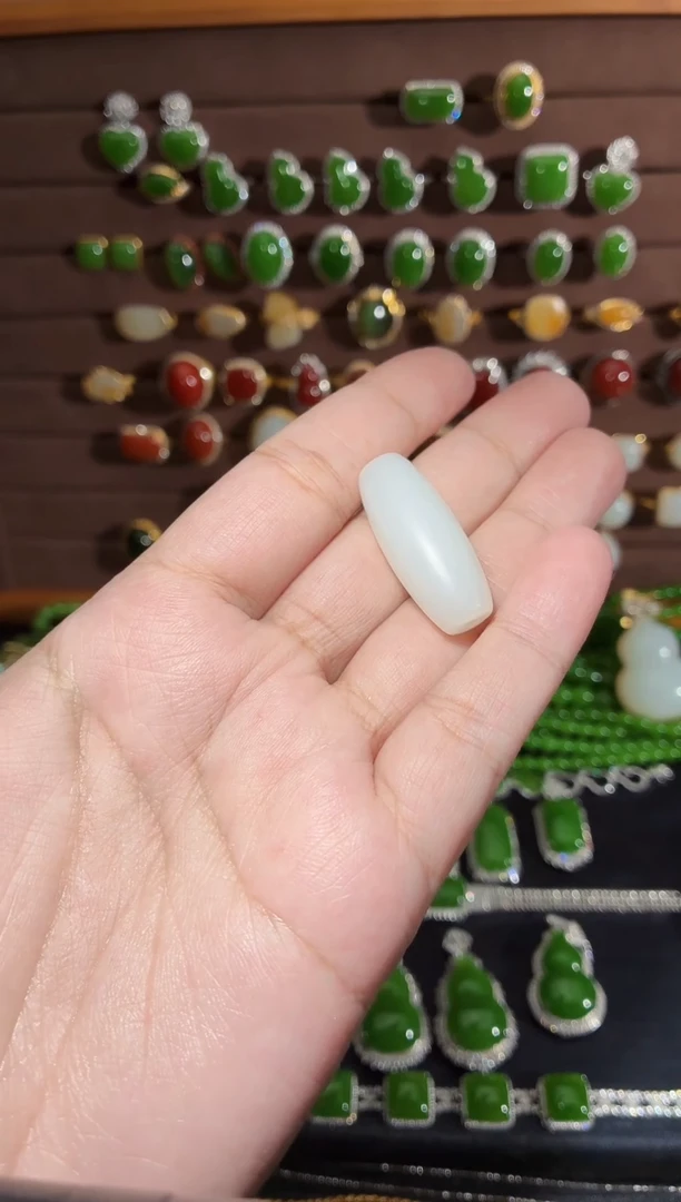 颈饰未镶嵌和田玉卖***玉白玉勒子