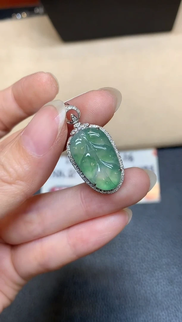 颈饰18K金镶嵌翡翠【无鉴赏期】树叶【无服务费