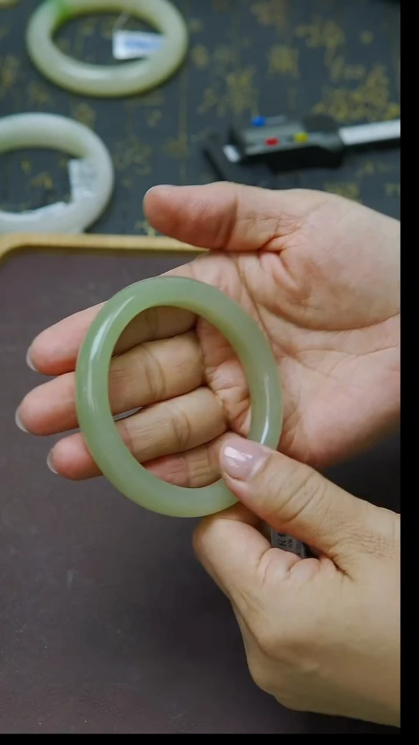 未镶嵌手镯和田玉59圈口  正装翠青手镯