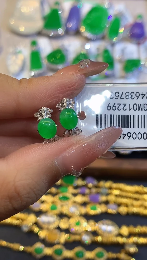 18K金镶嵌翡翠耳饰SY0006405多样性发其一