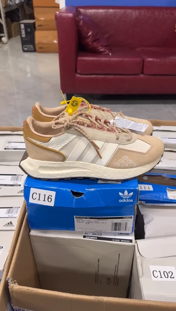 瑕疵阿迪达斯运动鞋 鞋头歪 43码 C116