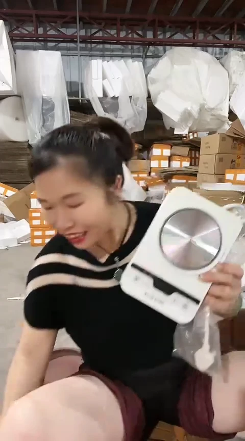 白色炉子一个。。。