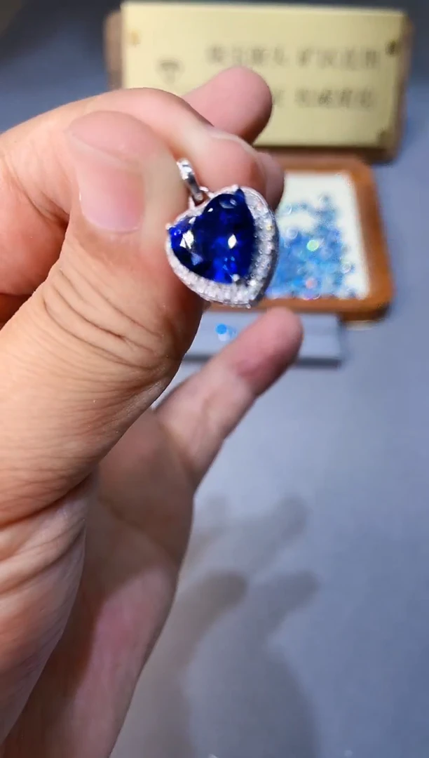 蓝宝石颈饰银S925镶嵌.....