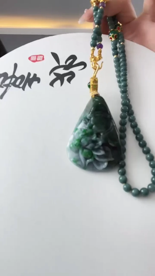 翡翠未镶嵌颈饰花