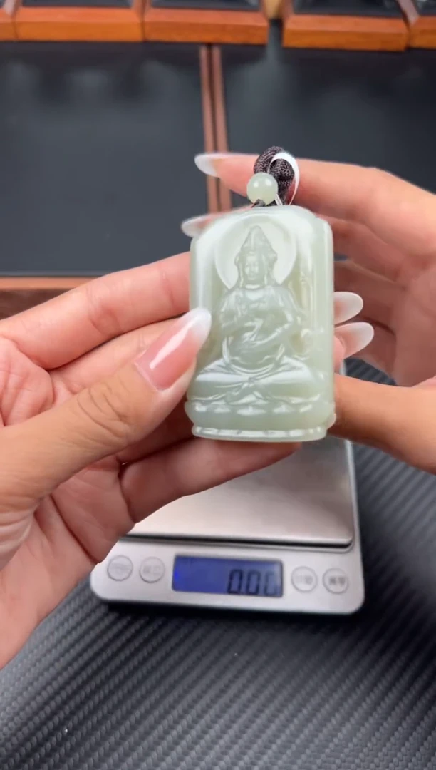吊坠(赠链)未镶嵌和田玉且末微色差近矿