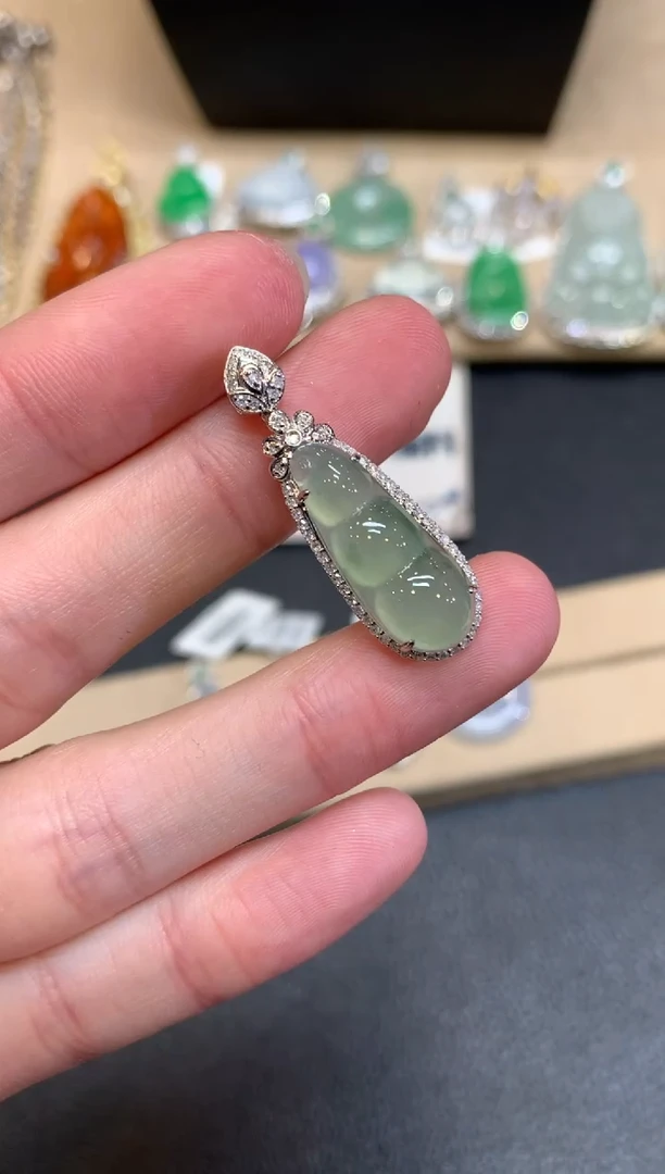 【闪购商品】翡翠颈饰18K金镶嵌福豆【无服务费】