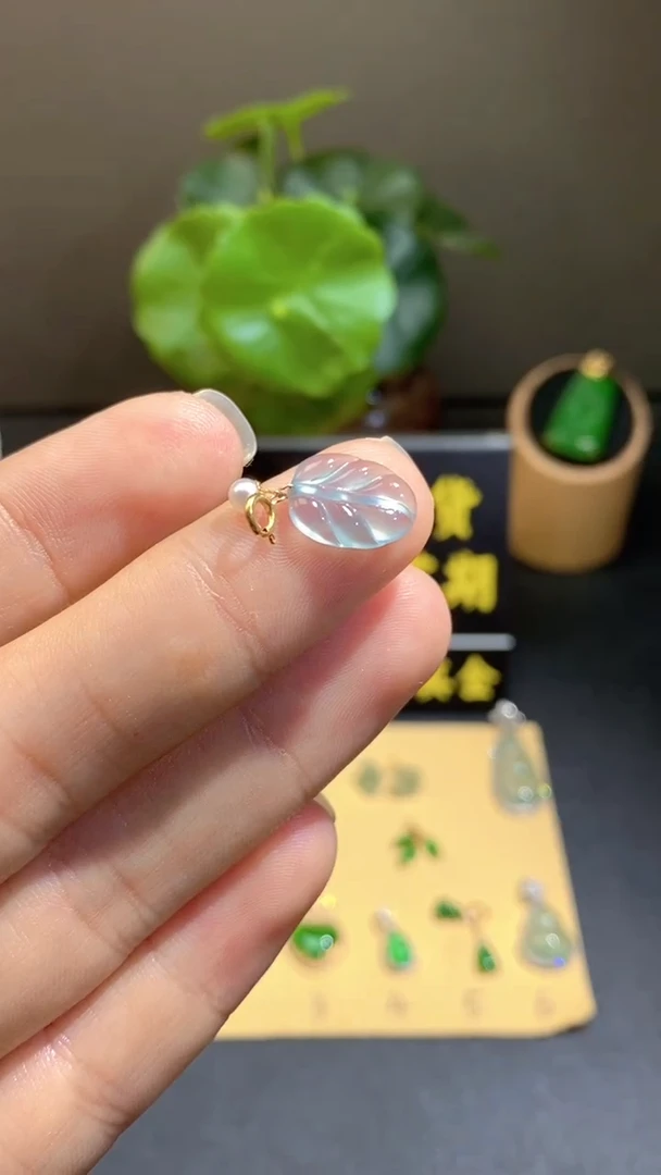 颈饰18K金镶嵌翡翠翡翠A货
