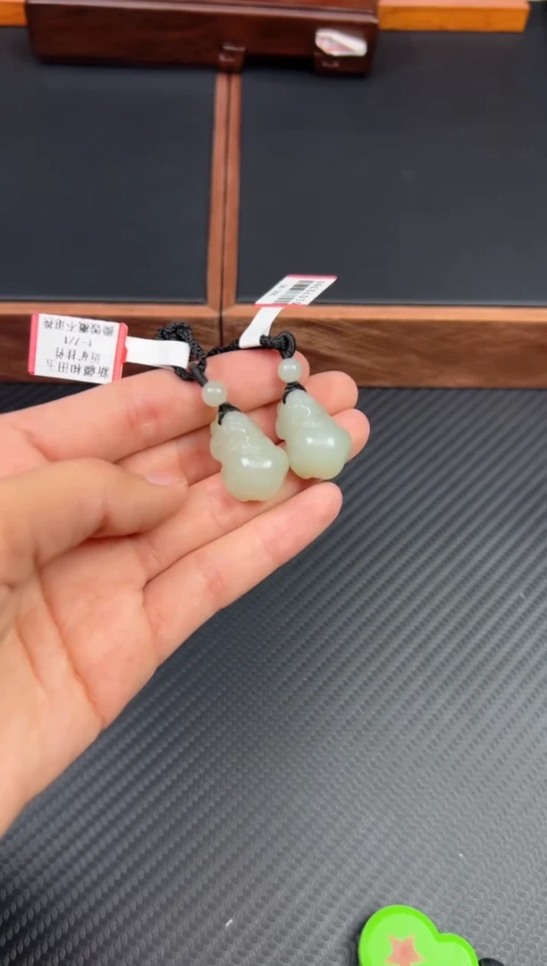 和田玉未镶嵌吊坠(赠链)且末微色差近矿多样性发货拍一发一