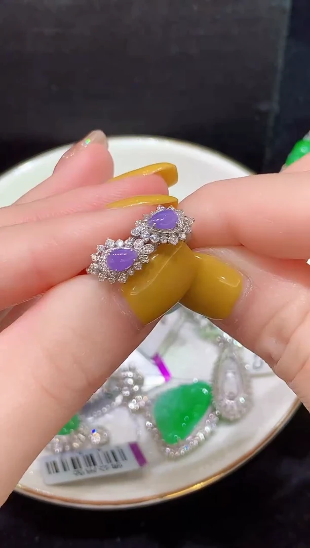 足金镶嵌翡翠耳饰多样性发其一