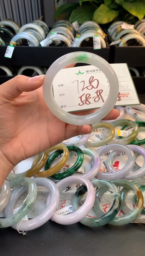 未镶嵌定制翡翠毛货需精细抛光+多人