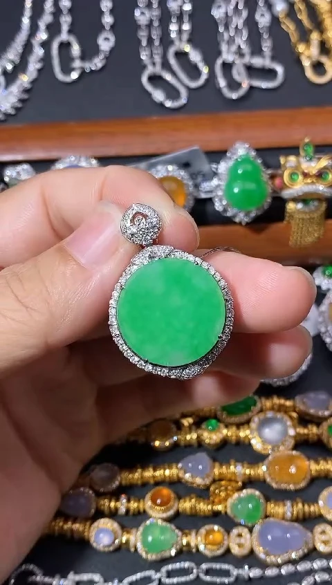 颈饰18K金镶嵌翡翠吊坠