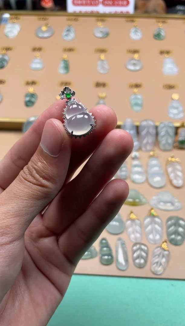 翡翠18K金镶嵌颈饰葫芦