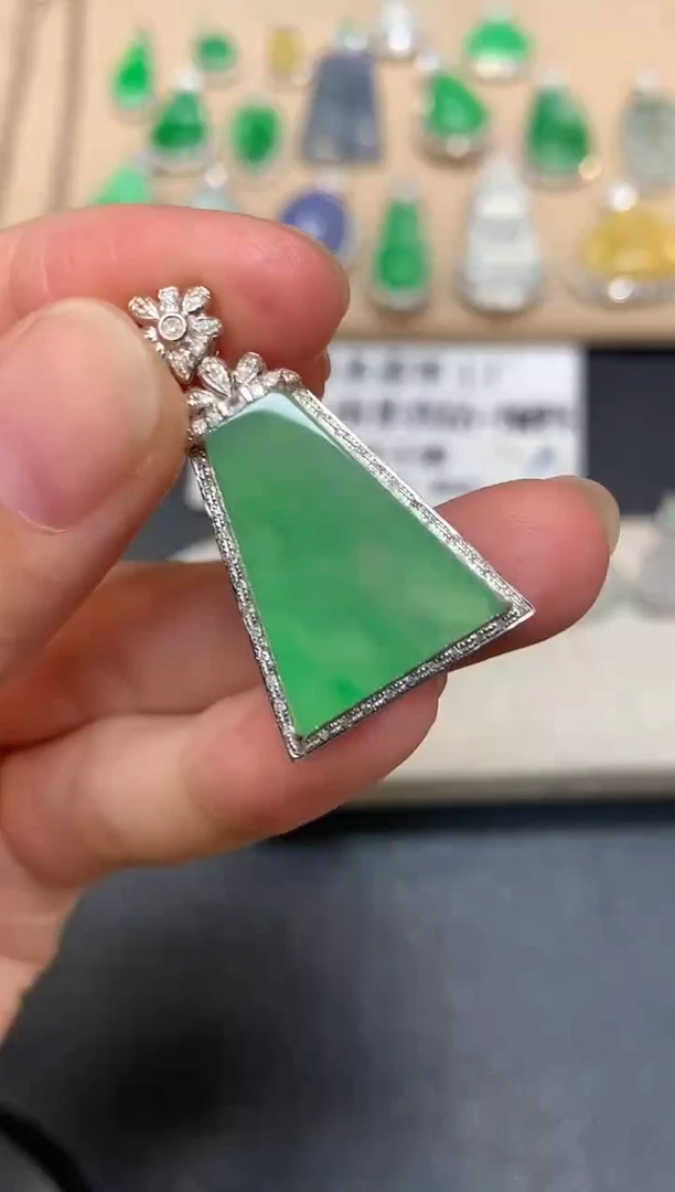 颈饰18K金镶嵌翡翠无事牌【无服务费