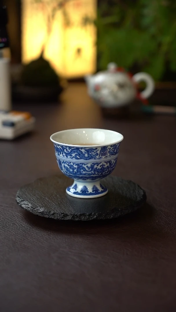 景德镇全手工手绘青花饕餮纹主人杯