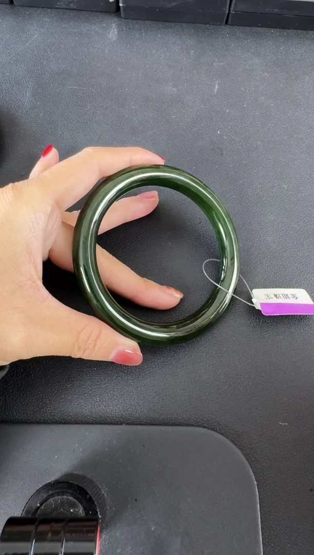 颈饰未镶嵌和田玉（碧玉）手镯约60.6*10*10MM俄七菠菜绿