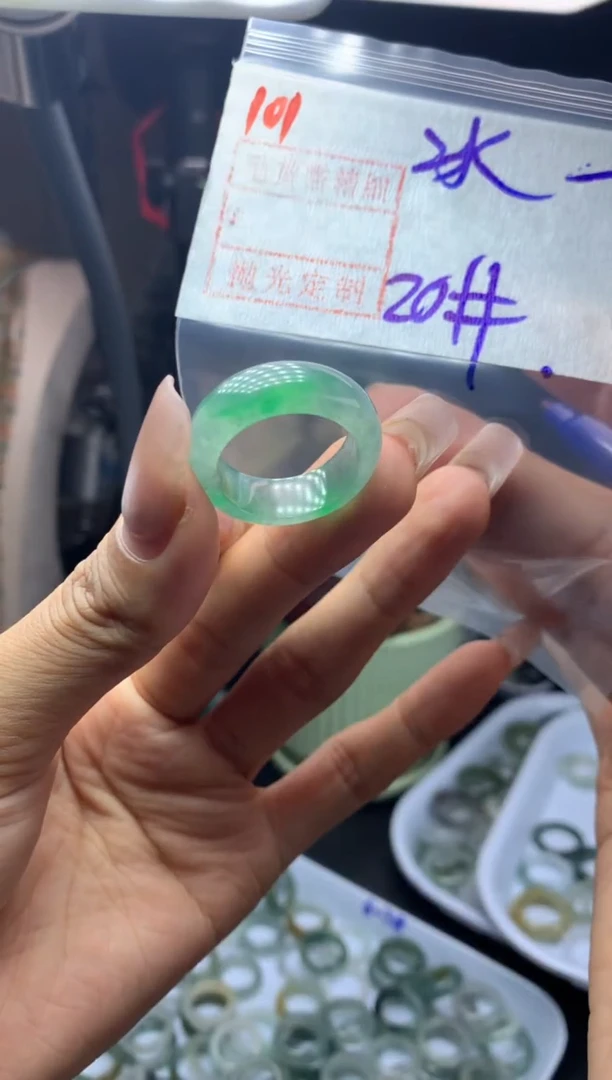 未镶嵌定制翡翠来****?戒圈20*7990元毛货需精抛光