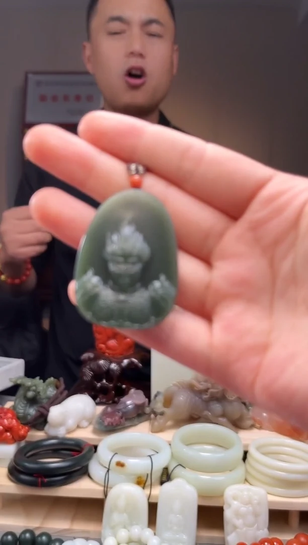 颈饰未镶嵌和田玉吊坠