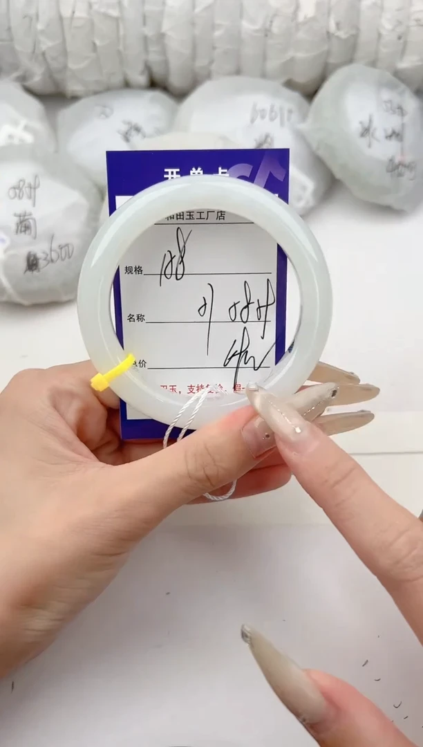 和田玉手镯未镶嵌158颜色微差无瑕疵