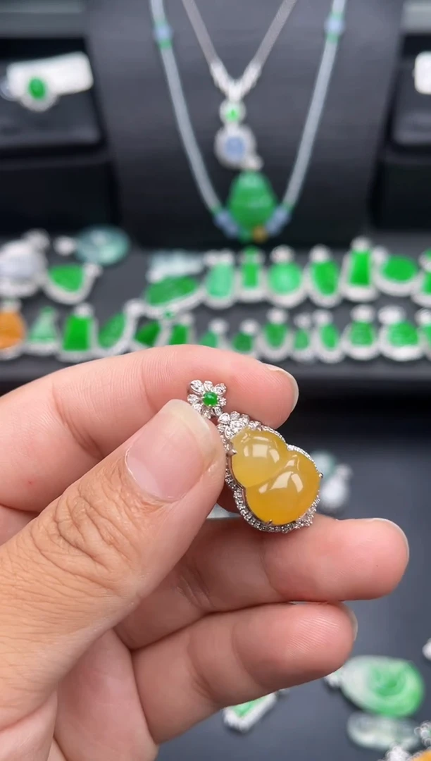 吊坠(不含链)18K金镶嵌翡翠多人