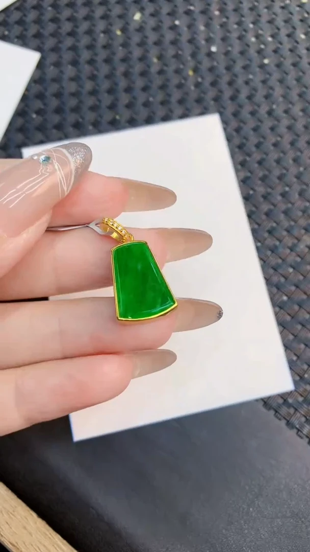 翡翠未镶嵌颈饰1