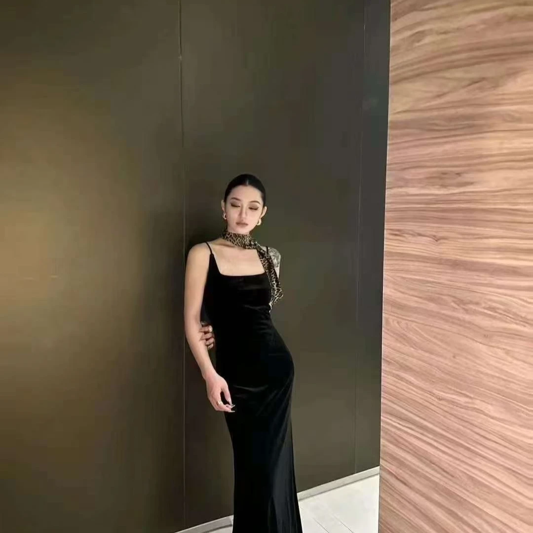 YiYomi2025黑色法式复古丝绒吊带连衣裙女春显瘦气质轻奢时尚
