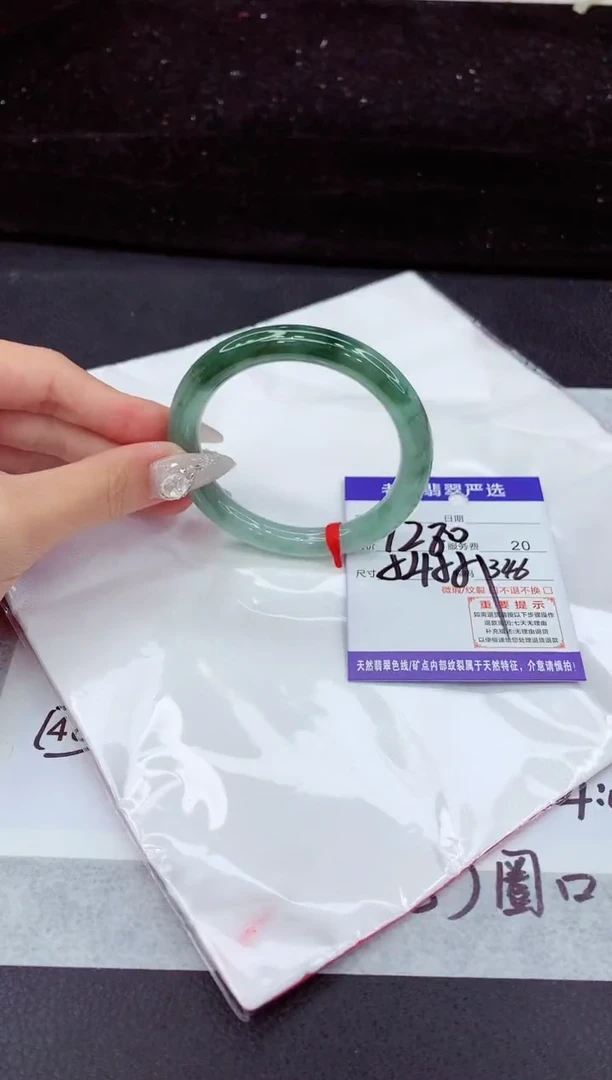 翡翠手镯未镶嵌1