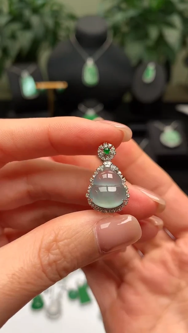 颈饰18K金镶嵌翡翠葫芦