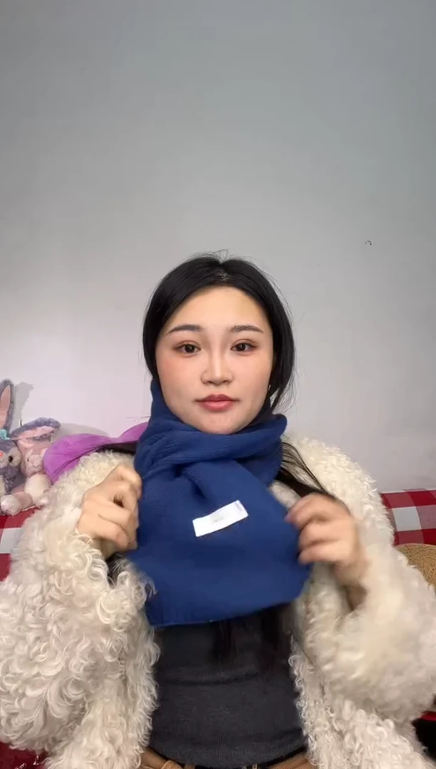 聚酯纤维蓝色F字母围巾