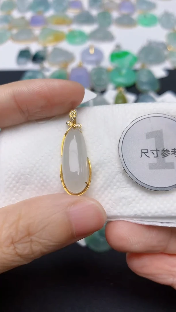 翡翠18K金镶嵌颈饰天然缅甸A货翡翠