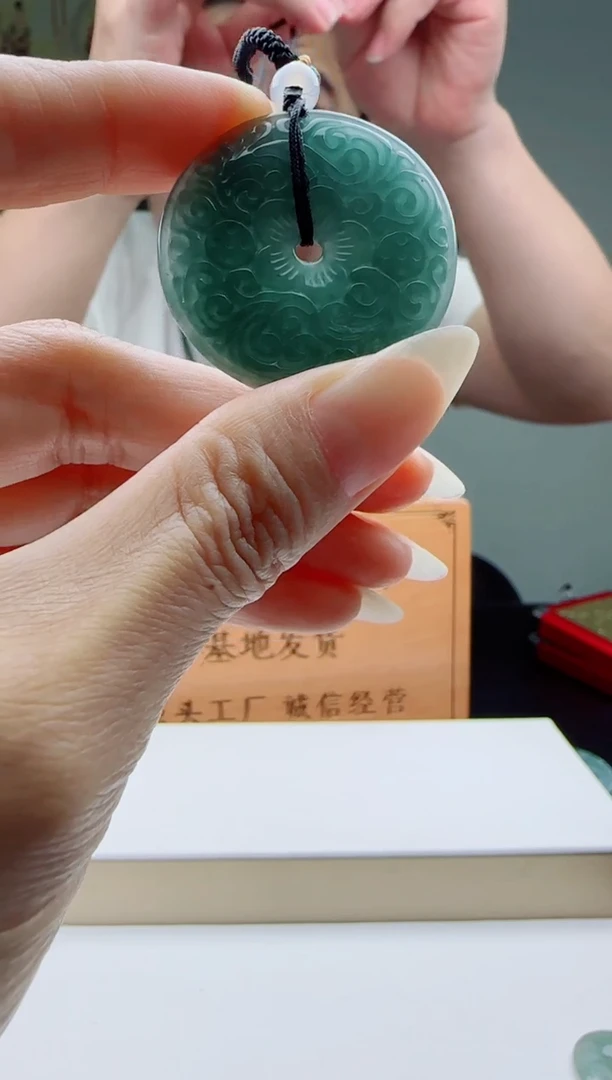 翡翠未镶嵌颈饰多样性发其一