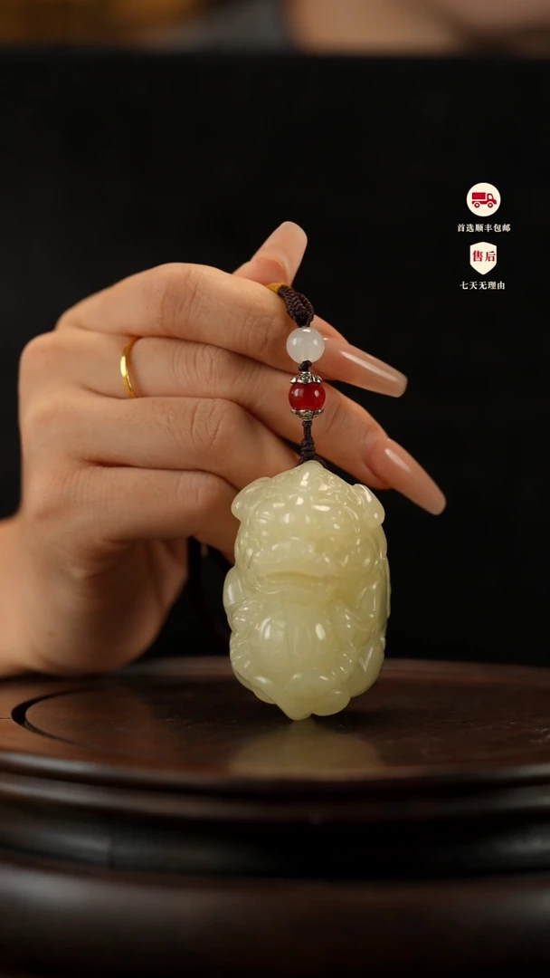 云南石竹叶青雕刻：有求必应手把件挂件