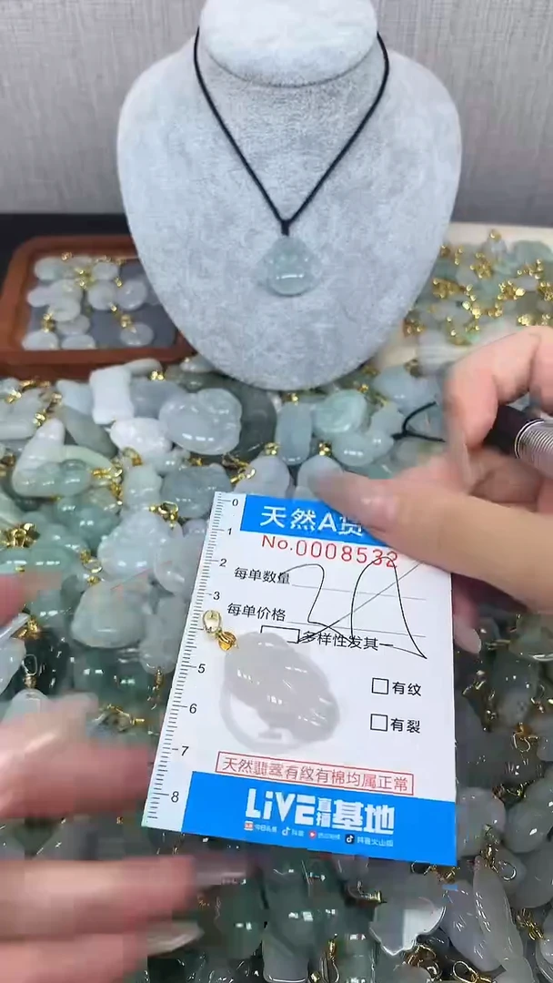 翡翠未镶嵌颈饰净货挂件-8532