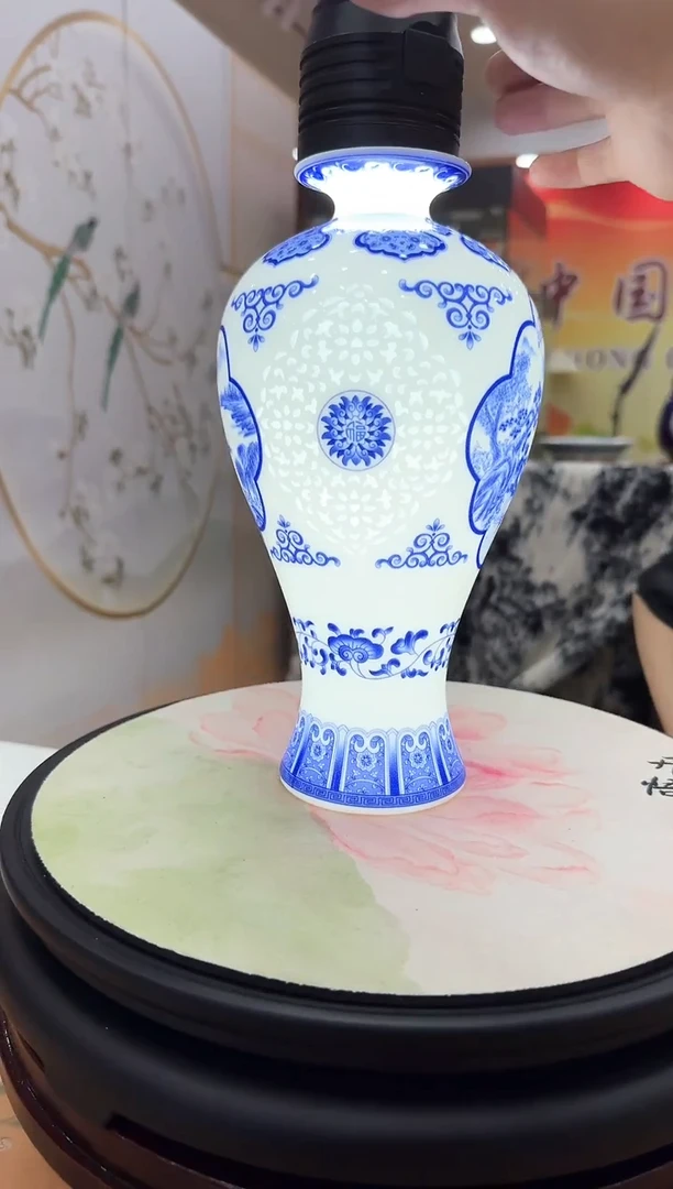 摆件陶青花玲珑开窗山水梅瓶