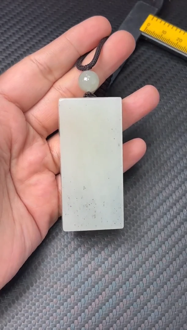 吊坠(赠链)未镶嵌和田玉黑山微色差吊坠jm