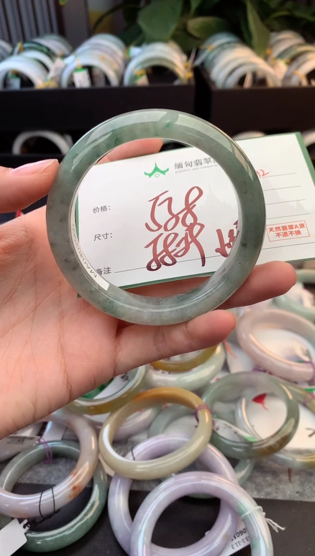 未镶嵌定制翡翠毛货需精细抛光+多人