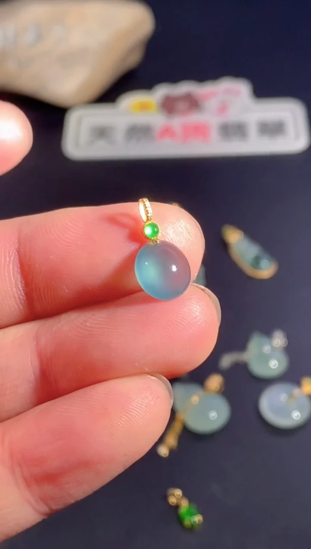 颈饰18K金镶嵌翡翠