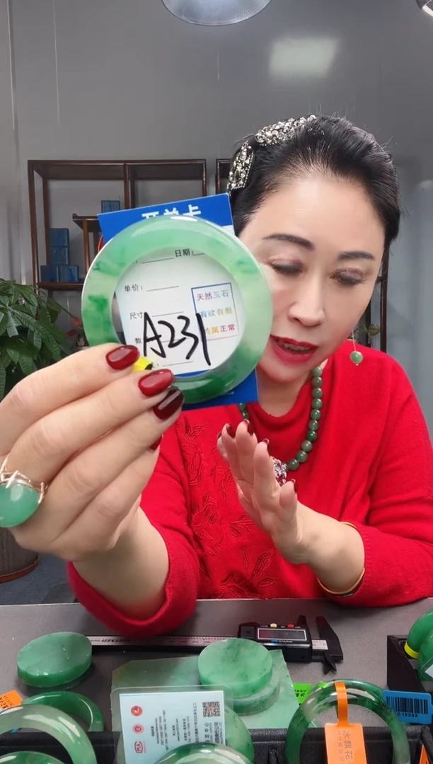 【闪购商品】石英质玉手镯未镶嵌非洲翠