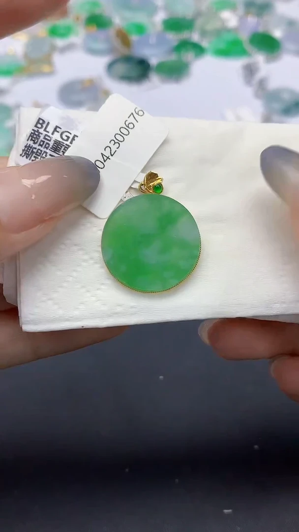 翡翠18K金镶嵌颈饰天然缅甸a货翡翠